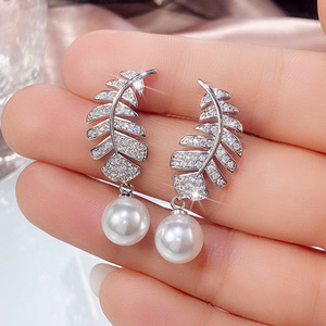 Orecchini Pendenti Lunghi in Stile Barocco con Perle e Cristalli a Forma di Foglia, Eleganti Accessori da Festa per Donne - Product Image 3