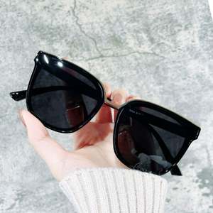 Gafas de Sol Cuadradas Extra Grandes con Logotipo Personalizado, Diseño Retro 2025, Montura Negra Grande, Protección UV400 para Mujer - Product Image 3