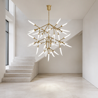 Lustre Cano Lighting Gold Starburst, feuilles en verre blanc givré sur bras métalliques fins, lumière de plafond pour la maison au éclat chaleureux
