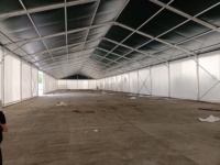 Tente de stockage logistique : Gardez vos marchandises au sec et en sécurité – Structure en aluminium à travée libre, assemblage sans soudure pour les cours de distribution