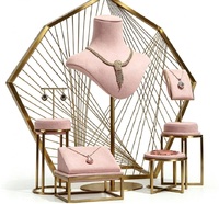 Expositor de Joyería de Lujo en Terciopelo Rosa y Dorado, Set de Exhibición Geométrico Octagonal para Boutiques y Fotografía