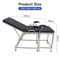 Table d'examen gynécologique en acier inoxydable pour centre médical avec supports de jambes rembourrés et structure stable