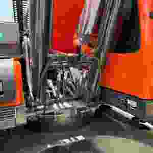 รถขุดตีนตะขาบ Doosan DX225 มือสอง น้ำหนัก 22 ตัน พร้อมมอเตอร์ไฮดรอลิก Eaton รับประกัน 1 ปี สำหรับงานก่อสร้าง - Product Image 5