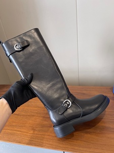Bottes SW originales sur mesure pour femmes, avec des boucles personnalisées en cuir rétro distinctives, d'une marque réputée. - Product Image 3