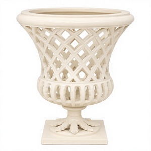 Urne de jardin en métal finition blanche avec base carrée, jardinière classique d'extérieur pour la décoration de fleurs et de plantes vertes, urne de jardin - Product Image 1