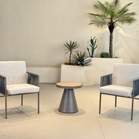 Chaise de jardin en métal avec accoudoirs en corde et coussins pour terrasse extérieure et café