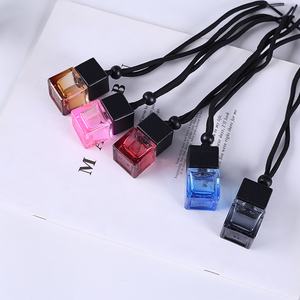 Venta al por mayor: Popular botella vacía de 8ml 10ml negra esmerilada de colores con colgante para aceite esencial y perfume de coche - Product Image 2