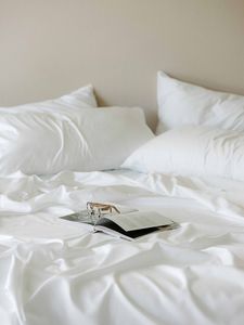 Parure de lit hôtelière 4 pièces en coton 100% blanc uni, 300 fils/cm², tissée, respirante, pour usage domestique, pour lit de 1,8 m, avec drap et taies d'oreiller - Product Image 6
