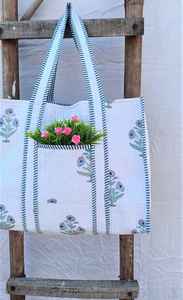 Bolso Tote Reversible de Algodón Acolchado con Estampado Floral, Bolso de Mano Hecho a Mano para Compras, Viajes y Uso Diario - Product Image 2
