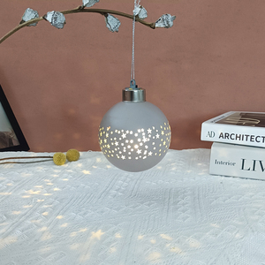 La palla <span class=keywords><strong>di</strong></span> natale bianca ha condotto la lampada <span class=keywords><strong>di</strong></span> natale decorazione <span class=keywords><strong>di</strong></span> luce a LED nuova palla appesa ornamento <span class=keywords><strong>di</strong></span> plastica lampada per la decorazione <span class=keywords><strong>di</strong></span> casa ufficio - Product Image 1