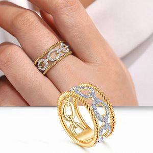 Anello da donna bicolore con design geometrico a maglie, gioiello alla moda da indossare sul dito - Product Image 1