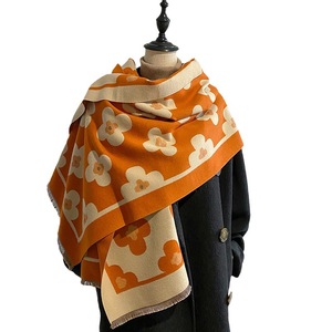 Nouvelle écharpe imprimée florale polyvalente pour l'automne et l'hiver Version coréenne du châle de la fille avec <span class=keywords><strong>cache</strong></span>-<span class=keywords><strong>cou</strong></span> épaissi. - Product Image 4