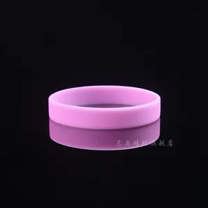 Barato Promocionais Custom Logo Design en Thin Rubber Silicone Bracelet Material Wrist Bandas Personalizadas Silicone Wristband