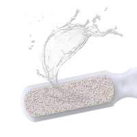 Outil de soin des pieds 2-en-1 pour usage à sec, éliminateur de peaux mortes et de callosités, pierre ponce pour les pieds avec brosse de nettoyage, lime à pieds, râpe à pieds en plastique