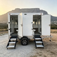 Remorque WC portable 2 postes blanche à double essieu avec lavabo et armoire miroir pour location événementielle haute capacité