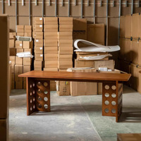 Table à manger en bois de bouleau massif de style moderne du milieu du siècle Bureau minimaliste pour la maison avec des trous pour écrire et manger à la fois