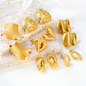 Boucles d'oreilles tendance à clous, bijoux de fête géométriques dorés, clips d'oreille en acier inoxydable, accessoires de déclaration au design irrégulier - Product Image 1