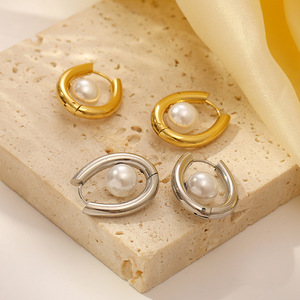 Pendientes de Perlas en Forma de U |   Aro de Acero Inoxidable Chapado en Oro PVD de 18K para Mujer |   Impermeable, Hipoalergénico y Resistente a la Decoloración - Product Image 2