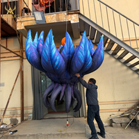 Sculpture de fleur gonflable futuriste à pétales épanouis, fleur d'air personnalisée à dégradé de couleurs pour la décoration de festivals et de boîtes de nuit