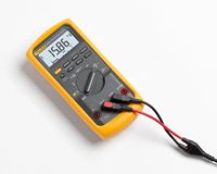 Multimètre numérique industriel Fluke 87V pour diagnostic avancé, mesure 1000 V AC/DC, crête, minimum/moyen/maximum, filtre passe-bas, True RMS