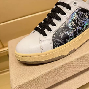 Zapatos deportivos casuales para hombre con estampado floral blanco, con cordones y de caña baja. - Product Image 4