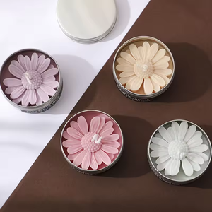 Venta al por mayor de latas de velas de margaritas portátiles de lujo pequeñas lindas velas perfumadas de cera de Palma con mecha de algodón para Diwali y vacaciones - Product Image 6