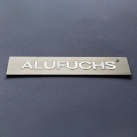 Plaque signalétique en acier inoxydable gravée sur mesure avec logo en relief, surface miroir, étiquette adhésive en métal