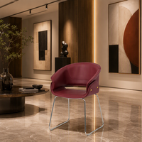 Chaise d'appoint à dossier incurvé avec poche latérale et clous dorés, base en métal, chaise de salle à manger moderne rembourrée rouge