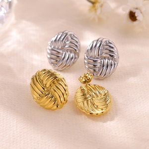 Joyería de Moda de Alta Calidad para Mujer, Venta al por Mayor, Aretes de Acero Inoxidable con Baño de Oro de 18K, Diseño Geométrico Cuadrado con Textura - Product Image 5
