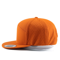 Casquette de golf OEM personnalisée de haute qualité en polyester uni à 7 panneaux, perforations découpées au laser, visière plate, casquette snapback imperméable