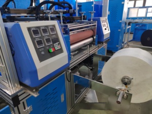 Machine automatique de fabrication de blouses chirurgicales jetables renforcées en tissu non tissé <span class=keywords><strong>SMS</strong></span> - Product Image 3