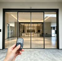 Porte coulissante automatique à commande à distance, activée par capteur, en verre, pour entrée commerciale, hall, quatre panneaux, cadre noir, bâtiment