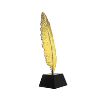Neues Design Metall-Feder-Statue Gedenkgeschenk Maßgefertigte Schwarze Kristallbasis Goldene Feder Metall-Trophäe