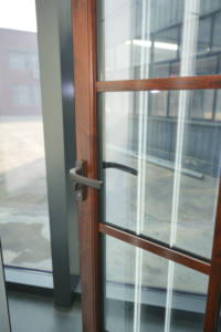 מערכת חלונות צרפתיים מודרניים מסדרת FEM60 של Faermu, עם מסגרת אלומיניום, בידוד אקוסטי ואטימה מפני מזג אוויר. - Product Image 5