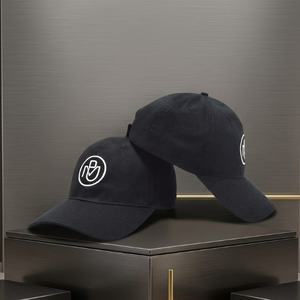 Casquette de baseball ajustée pour homme en coton noir, avec logo rond brodé, qualité supérieure, faible MOQ, vente en gros - Product Image 1