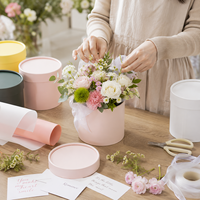 Weiße Runde Blumenbox Muttertagsgeschenk Tragbare Blumenstrauß-Geschenkbox Wiederverwendbare Hochzeits- und Party-Blumenverpackungsbox