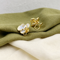 Boucles d'oreilles à clip en émail motif fleur de primrose, plaqué or nacré, hypoallergéniques, sans douleur, anti-ternissement, vente en gros pour mariages 2026