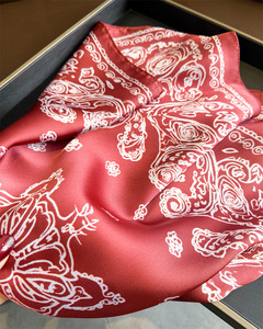 <span class=keywords><strong>Foulard</strong></span> carré classique rouge à motif cachemire effet <span class=keywords><strong>soie</strong></span>, bandana lumineux pour <span class=keywords><strong>femme</strong></span>, <span class=keywords><strong>foulard</strong></span> <span class=keywords><strong>en</strong></span> satin pour cheveux 70x70cm OEM/ODM - Product Image 2