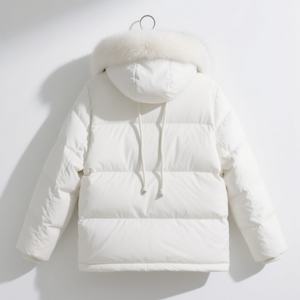 Abrigo de Invierno Blanco con Capucha para Mujer, Personalizable 2025 - Corte Holgado con Cremallera Metálica y Opciones de Bolsillos Personalizados - Product Image 4