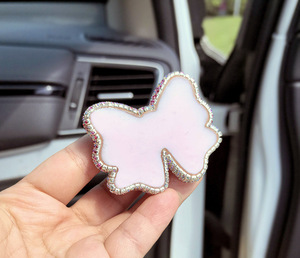 เคสโทรศัพท์ลายหมีริมฝี<span class=keywords><strong>ป</strong></span>ากโบว์ ดีไซน์เนอร์คิตตี้สุดหรู พร้อมจี้ตกแต่งไอแพด ของตกแต่ง DIY พวงกุญแจ จี้ห้อย งานฝีมือ - Product Image 6