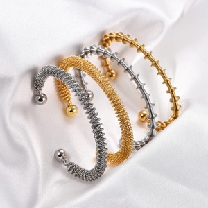 Bracelet manchette large en acier inoxydable tendance de 7 mm pour femme, style punk, spirale, bijou de main en métal, accessoires cadeaux - Product Image 1