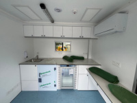 Clinique mobile diesel personnalisée et portable avec équipement d'échographie et chariot médical pour les soins d'urgence
