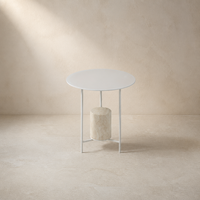 Table d'appoint en marbre travertin naturel avec plateau en verre, design sculptural en forme de tambour, style moderne et luxueux pour salon, personnalisable