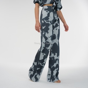 Pantalones de cintura alta con estampado de vaca de marca privada para mujer, personalizados, elásticos, con logo, conjuntos de pantalones y top corto para mujer - Product Image 4