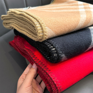 Écharpe tricotée double face à carreaux noirs et blancs – Châle épais et chaud effet cachemire, cache-cou d'hiver pour femme - Product Image 4