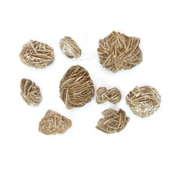 Sélectivité de pierres brutes sculptées : Selenite rose, Gypse, Baryte, Rose du désert – Cristal de guérison brut du Sahara marocain