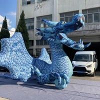 Dragon de glace bleu gonflable géant personnalisé avec sculpture d'ailes pour la décoration d'événements d'Halloween, de carnaval, de parcs à thème, de centres commerciaux et de magasins