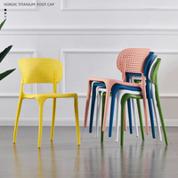 Chaise de salle à manger en polypropylène empilable contemporaine italienne pour la maison, le bureau et la restauration