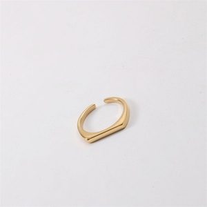 เครื่องประดับระดับไฮเอนด์ แหวนทองชุบแบบวงแหวนรูปตัว D ทำจากสแตนเลส - Product Image 3