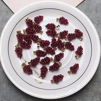 Pendentif en pierre de grenat naturelle en forme de petite grappe avec fermoir plaqué or 14 carats pour femmes